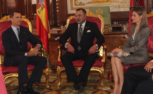 Sus Majestades los Reyes con Su Majestad el Rey Mohamed VI durante su encuentro en el Palacio Real de Rabat